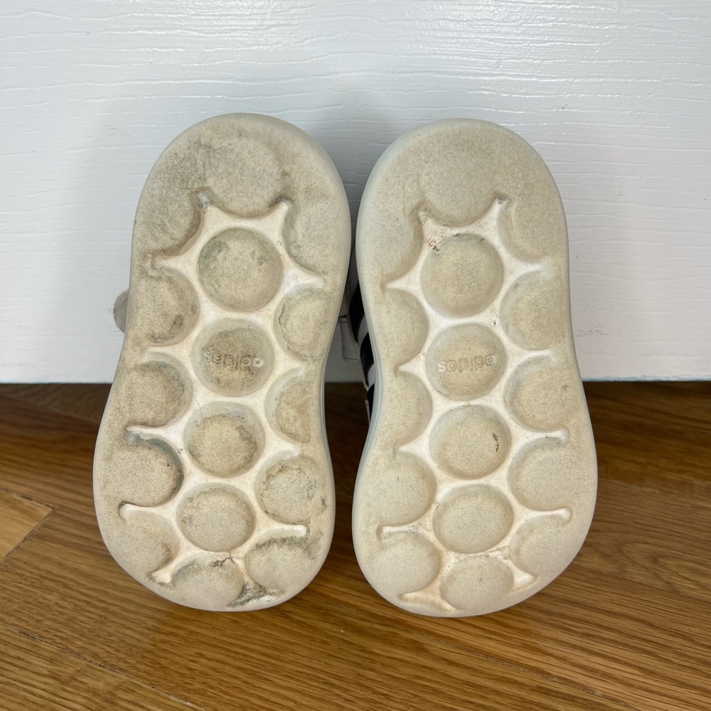 Adidas Kids Velcro Sneakers Size 8K | Play Shoes / Daycare Pair - Picture 7 of 7